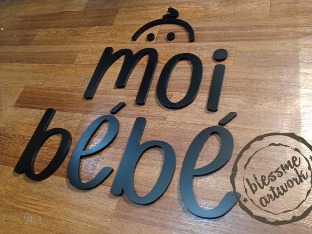 Logo huruf kayu Moi Bebe
